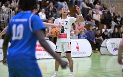 Lino Duarte erzielt neun Punkte, zieht sich dann aber eine Muskelverletzung in der Wade zu.  FOTO: BAUR