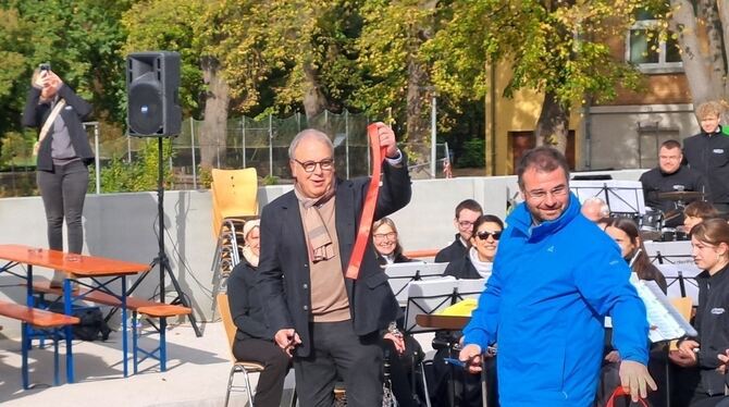 Brückenfest in Betzingen: Oberbürgermeister Thomas Keck und Bezirksbürgermeister Friedemann Rupp haben das Band durchschnitten.