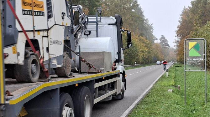 B 313 Grafenberg Abzweig Tischardt Lkw Fahrradfahrer Auto Gleich wird's eng: Der Landkreis Reutlingen beginnt, und anders als direkt nebenan im Kreis Esslingen fehlt ein Radweg entlang d