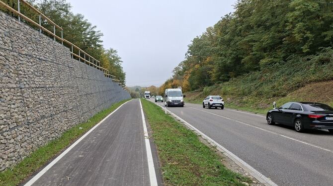 Radweg Großbettlingen Bei Großbettlingen wurde der Natur ein Stück abgetrotzt, um einen Radweg entlang der B 313 samt Hangrutsch-Schutzwand zu bauen.