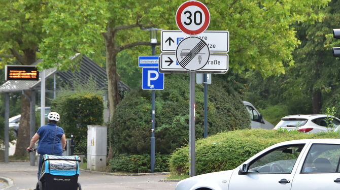 Neues Verkehrszeichen: Ende des Überholverbots von Zweirädern.