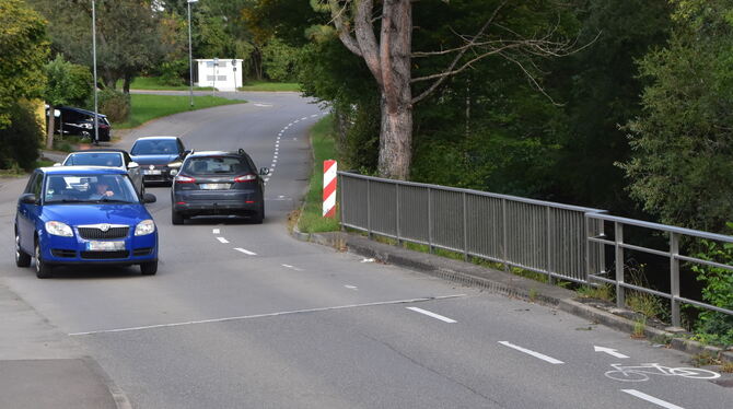 Obwohl noch enger, hat die Verkehrsbehörde in Ofterdingen darauf verzichtet, ein Überholverbotsschild von Zweirädern entlang der