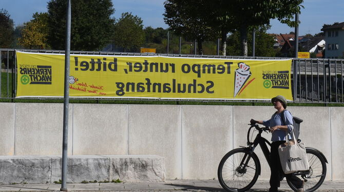 In Dußlingen hing zwei Wochen lang unbeachtet das Warnspannband spiegelverkehrt an der Hauptstraße