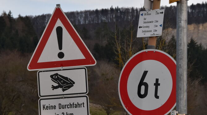»In« zwei Kilometern. Also  gibt es innerhalb dieser Distanz keine Durchfahrtsmöglichkeit. Aber wie komme ich dann zum Kilometer