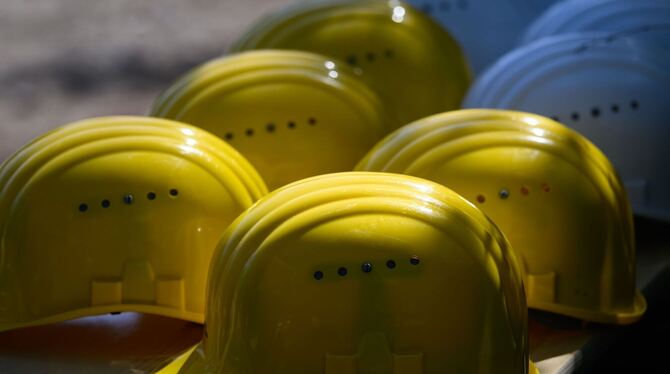 Bauhelme auf einem Tisch Bauhelme auf einem Tisch