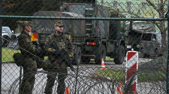 Übungsszweck Bewachung von Liegenschaften: Bundeswehrsoldaten sind im Nato-Tanklager im Rammert zugange