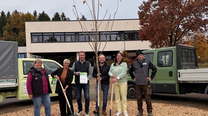 Baumpflanzaktion Hohensteinschule Landtags-Abgeordnete Cindy Holmberg (zweite von links) hat im Schulhof der Hohensteinschule einen Baum gepflanzt. Die Aktion hat
