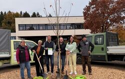 Landtags-Abgeordnete Cindy Holmberg (zweite von links) hat im Schulhof der Hohensteinschule einen Baum gepflanzt. Die Aktion hat
