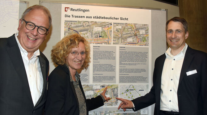 Regional-Stadtbahn Beim ersten Bürgerinformations-Abend im Rathausfoyer erläuterten Oberbürgermeister Thomas Keck, Baubürgermeisterin Angela Weisko