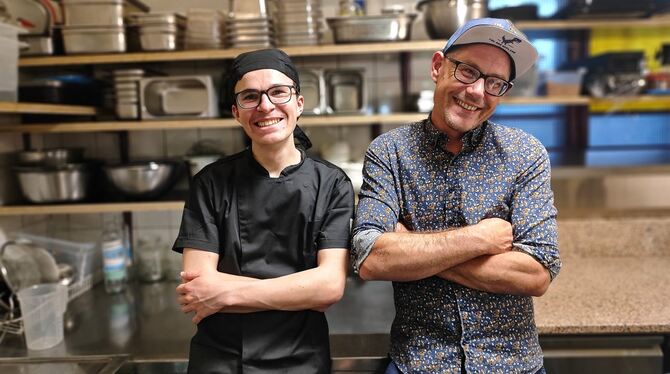 Noah Ruby (links) und sein Ausbilder Stefan Gasser sind ein gut eingespieltes Team in der Küche.