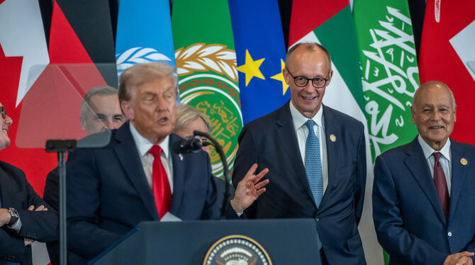 Bundeskanzler Friedrich Merz musste in Scharm El Scheich als Kulisse hinter Donald Trump stehen.