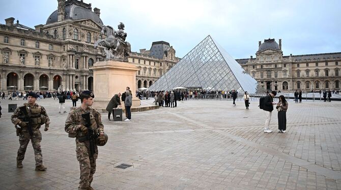 Nach Juwelendiebstahl im Louvre Nach Juwelendiebstahl im Louvre
