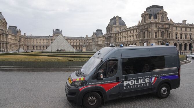 Raubüberfall auf Louvre in Paris Raubüberfall auf Louvre in Paris