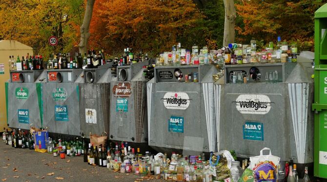 Altglas Die Container auf dem Parkplatz am Reutlinger Freibad sind wieder überfüllt.