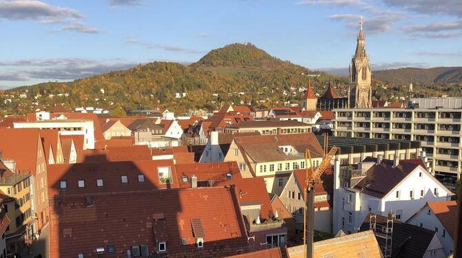 Reutlingen; Stadtansicht; Blick von der Turmstube des Tübinger Tors Richtung Achalm Unter vielen dieser Dächer befinden sich Mietwohnungen: Blick von der Turmstube des Tübinger Tors Richtung Achalm.