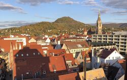 Unter vielen dieser Dächer befinden sich Mietwohnungen: Blick von der Turmstube des Tübinger Tors Richtung Achalm.