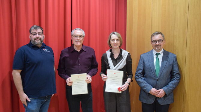Blutspenderehrung DRK-Bereitschaftsleiter Simon Schäberle (links) und Bürgermeister Steffen Heß (rechts) mit den Jubilaren Herbert Renz und Kerst