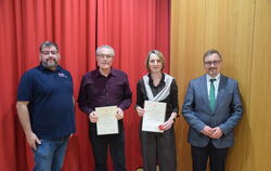 DRK-Bereitschaftsleiter Simon Schäberle (links) und Bürgermeister Steffen Heß (rechts) mit den Jubilaren Herbert Renz und  Kerst