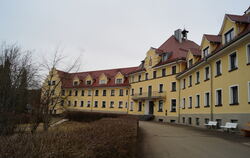 Der Bestandsbau bröckelt, wie es mit dem Neubau weitergeht, bleibt unklar.