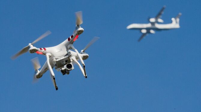 Drohne und Flugzeug Drohne und Flugzeug
