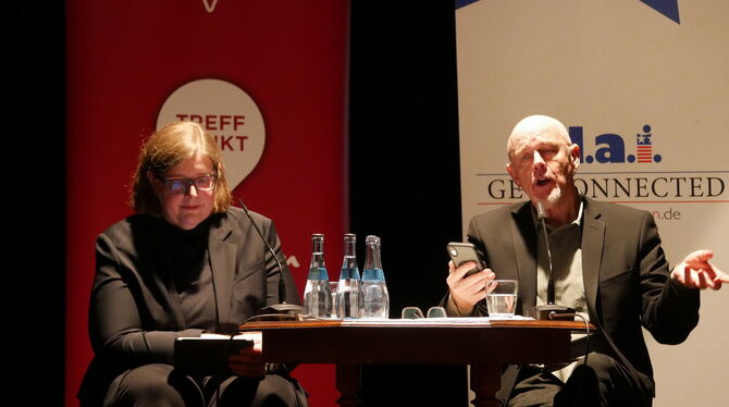 Tad Williams mit Anya Heise-von der Lippe vom englischen Seminar der Universität Tübingen.
