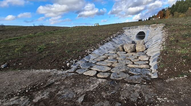 Hochwasserrückhaltebecken Sonnenbühl Erpfingen Hochwasserschutz 1,2 Kubikmeter Wasser pro Sekunde können durch das Durchlassbauwerk abfließen.