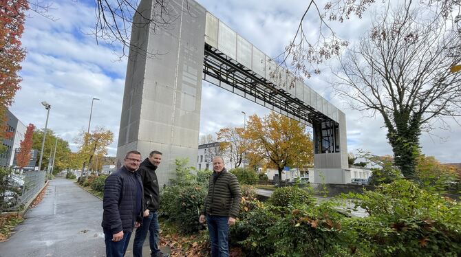 Peoplemover, Nomlupfer, Abbau, Abriss, Markstraße, Verkehr, Infrastruktur Pfullingens Bürgermeister Stefan Wörner (von links) und Martin Schindler und Dieter Metzger vom Pfullinger Brauchtumsverein vor