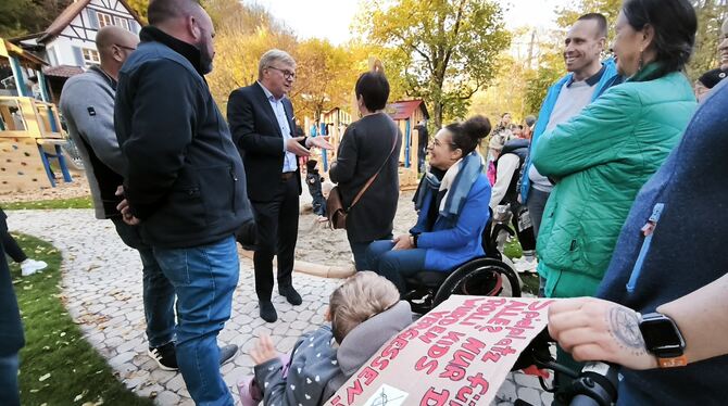 Bürgermeister Elmar Rebmann (3. von links) spricht nach der Eröffnung des ersten inklusiven Spielplatzes von Bad Urach mit  Nata