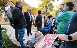 Bürgermeister Elmar Rebmann (3. von links) spricht nach der Eröffnung des ersten inklusiven Spielplatzes von Bad Urach mit  Nata