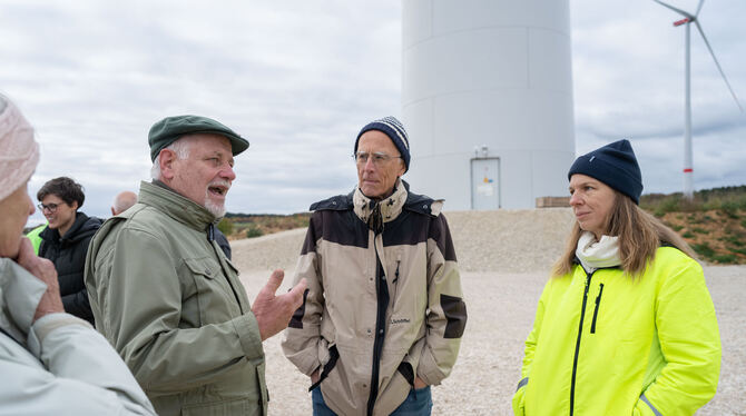 Windkraft Befürworter und Gegner des Standorts Bronnweiler kamen in Magolsheim ins Gespräch. Hier Uli Römer (links), Herbert Bauer und Ang