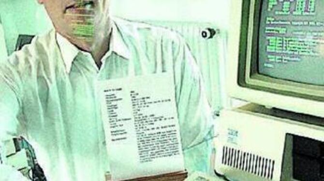 Professor Herbert Klaeren demonstriert im neuen Computermuseum auf dem Tübinger Sand die Lauffähigkeit eines IBM PC XT (5160).
FOTO: MARTIN SCHREIER Professor Herbert Klaeren demonstriert im neuen Computermuseum auf dem Tübinger Sand die Lauffähigkeit eines IBM PC XT (5160).
FOTO: MARTIN SCHREIER