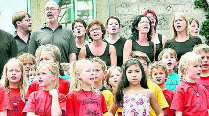 Sommersonntag-Open-Air auf dem Dettinger Marktplatz: »Vocal Affair« mit dem Kinderchor der Uhlandschule.
FOTO: SANDER