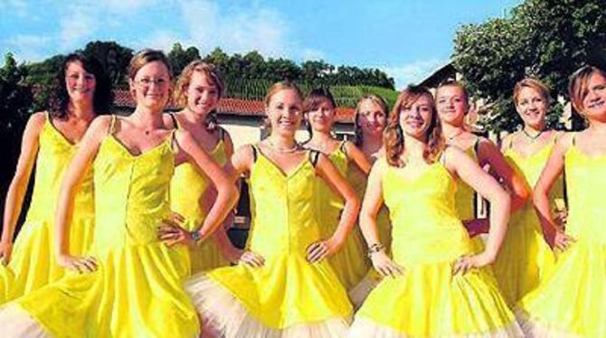 Tanzstile jeglicher Art bringt die revuehafte Operette »Maske in Blau« auf den Kelternplatz.
FOTO: TRINKHAUS Tanzstile jeglicher Art bringt die revuehafte Operette »Maske in Blau« auf den Kelternplatz.
FOTO: TRINKHAUS