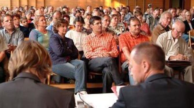 Dreieinhalb Stunden Thema Mobilfunk: Gespannte Atmosphäre am Dienstagabend in der Degerschlachter Auchterthalle.
FOTO: TRINKHAUS