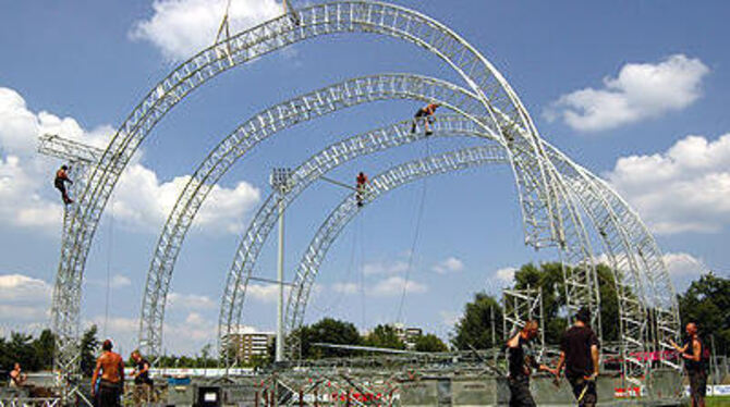 Mit Hilfe eines Krans wurde gestern die große Rundbogenbühne für die Open-Air-Konzerte im Stadion montiert.
FOTO: NIETHAMMER