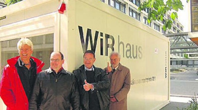 Fraktionszimmer der unübersehbaren Art: Jürgen Straub (von links), Hans Wucherer, Werner Felix Schobel und Thomas Ziegler vor dem »WiR-Haus« direkt am Rathaus.
FOTO: NIETHAMMER