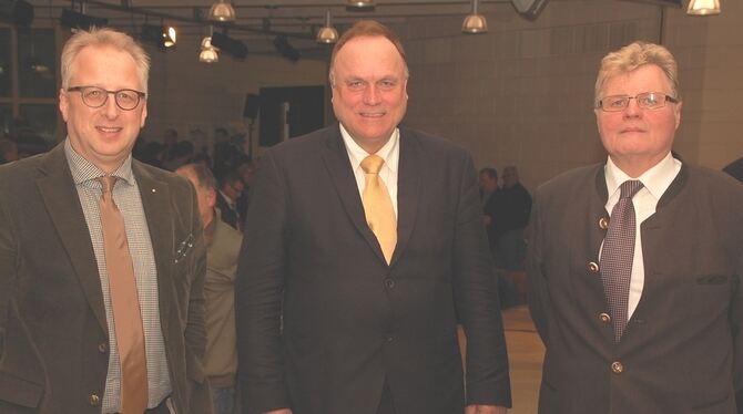 Bürgermeisterkandidaten (von links) Holger Jerg, Horst Raichle und Jürgen Roos.  FOTO: HÄUSSLER
