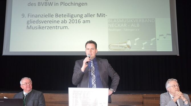 Steffen Haap, stellvertretender Kreisverbandsvorsitzender, ist am Mikrofon umgeben von den Amtsträgern Bruno Seitz, Helmut Vöhri