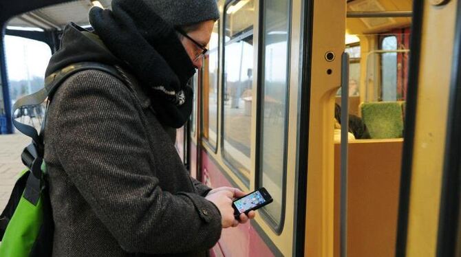 Viele Smartphone-Nutzer in Deutschland möchten für öffentliche Verkehrsmittel mit dem Mobiltelefon bezahlen. Foto: Thalia Eng