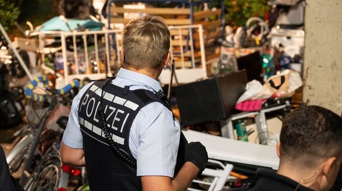 Polizei kontrolliert mutmaßliche Sperrmüll-Diebe Polizei kontrolliert mutmaßliche Sperrmüll-Diebe
