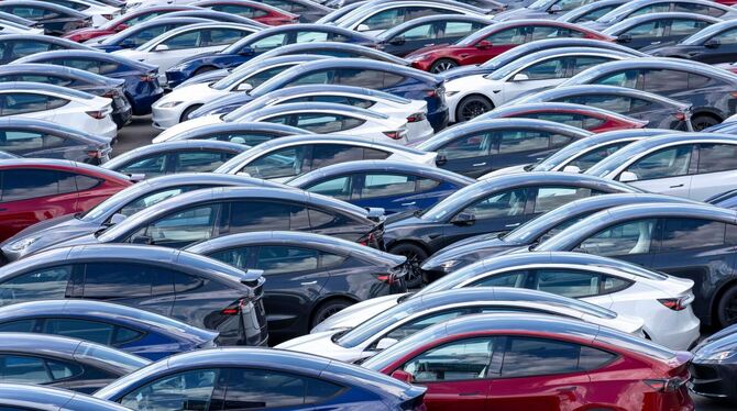 Neue Tesla-Autos auf dem Lagerplatz Neue Tesla-Autos auf dem Lagerplatz