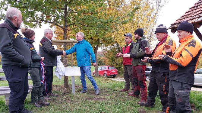 Revierförster Ulrich Meyer (Dritter von links) geht zum 1. November in Pension. Beim Waldumgang des Uracher Gemeinderat wurde er