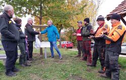 Revierförster Ulrich Meyer (Dritter von links) geht zum 1. November in Pension. Beim Waldumgang des Uracher Gemeinderat wurde er