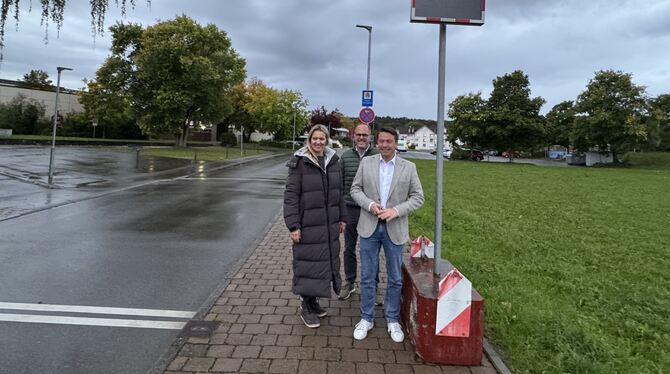 Ortstermin vor der Gutenbergschule mit Katrin Juchem, Robert Vitt und Manuel Hailfinger. Seit Schulbeginn steht neben der Straße