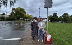 Ortstermin vor der Gutenbergschule mit Katrin Juchem, Robert Vitt und Manuel Hailfinger. Seit Schulbeginn steht neben der Straße