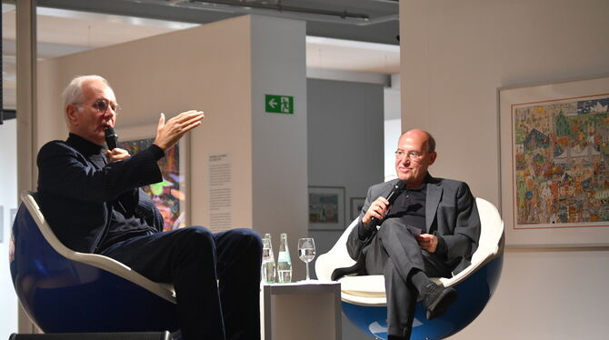 Harald Schmidt (links) und Gregor Gysi (Die Linke) im Gespräch vor ausverkauftem Saal im Kunstmuseum NKT.  FOTO: SCHERTLIN