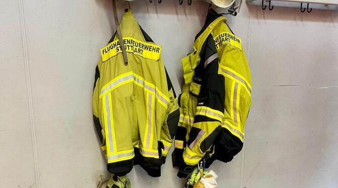 Reinschlüpfen und los geht’s: Nach einem Alarm steigen die Feuerwehrleute in ihre Kleidung, springen in die Fahrzeuge und fahren