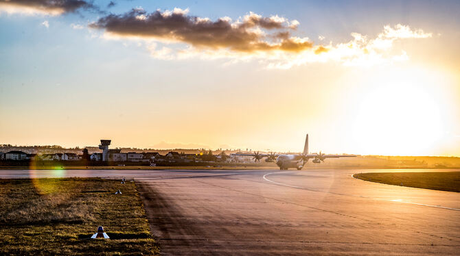 Der Tower – erhebt sich links im Bild über der Wohnsiedlung – befindet sich außerhalb des Flughafengeländes. Das ist außergewöhn