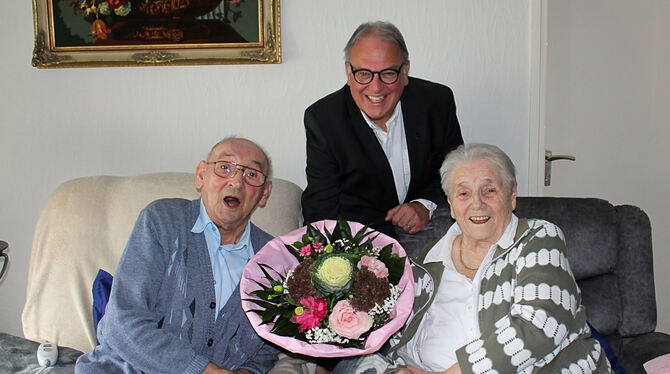 Erika und Georg Augustin bei ihrer Eisernen Hochzeit Die beiden pfiffigen Senioren Erika und Georg Augustin freuten sich über den Blumenstrauß von Oberbürgermeister Thomas Keck.