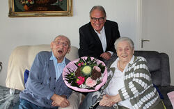 Die beiden pfiffigen Senioren Erika und Georg Augustin freuten sich über den Blumenstrauß von Oberbürgermeister Thomas Keck.